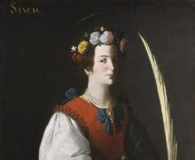 Santa Luzia segurando um ramo de palma em uma mão e uma bandeja com dois olhos na outra, vestindo túnica verde e manto vermelho