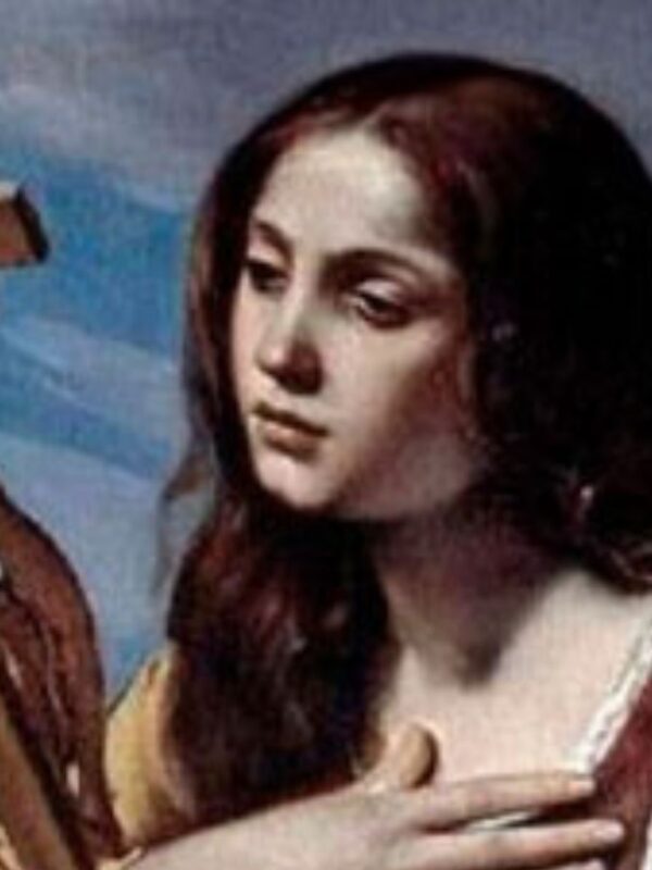 Imagem de Maria Madalena com expressão serena e contemplativa, segurando uma cruz de madeira próxima ao rosto, com a mão sobre o peito, vestindo túnica em tons suaves e fundo de paisagem ao entardecer.