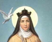 Santa Teresa d’Ávila em êxtase, segurando uma pena e um livro, com uma pomba branca simbolizando o Espírito Santo perto de seu ouvido