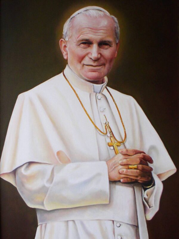 Retrato de São João Paulo II vestido de branco, com solidéu, segurando um crucifixo dourado com as mãos, expressão serena e fundo escuro