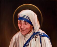 Santa Teresa de Calcutá rezando com as mãos juntas, vestindo seu sári branco com bordas azuis