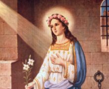 Santa Filomena jovem, com coroa de flores, segurando uma palma, uma âncora e flechas ao seu lado