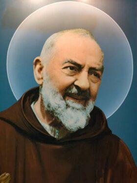 São Padre Pio de Pietrelcina com as mãos cobertas por luvas (devido aos estigmas), segurando um terço e sorrindo serenamente