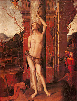 São Sebastião amarrado a uma árvore, com o corpo atingido por flechas, olhando para o céu com expressão de serenidade.