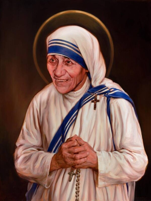 Santa Teresa de Calcutá rezando com as mãos juntas, vestindo seu sári branco com bordas azuis