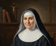 Pintura a óleo em estilo clássico retratando a Beata Ana Rosa Gattorno. Ela é representada como uma freira de expressão serena e olhar compassivo, vestindo o hábito escuro e o véu preto e branco de sua congregação. Suas mãos repousam sobre o colo, segurando um terço de madeira com uma cruz. Ao fundo, em um ambiente sóbrio que sugere um escritório ou cela conventual, veem-se livros e um crucifixo sobre um móvel. A obra está contida em uma moldura dourada ornamentada com detalhes esculpidos
