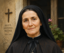 Retrato artístico da Beata Antônia Mesina em estilo sacro, vestindo hábito escuro e segurando um livro religioso diante de uma parede rústica com cruz cristã ao fundo.