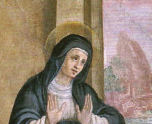 Santa Mônica vestida com roupas sóbrias de viúva, com as mãos postas em oração e olhando para o céu com expressão de confiança