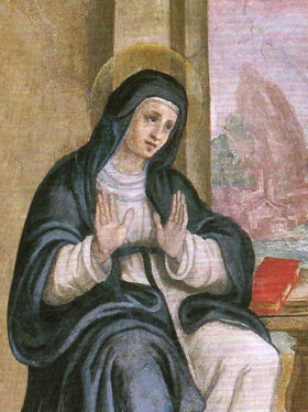 Santa Mônica vestida com roupas sóbrias de viúva, com as mãos postas em oração e olhando para o céu com expressão de confiança