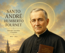 Ilustração religiosa de Santo André Humberto Fournet em estilo clássico, retratado como um sacerdote idoso com expressão serena e halo luminoso ao redor da cabeça. Ele veste batina preta e segura um livro religioso junto ao peito, tendo ao fundo uma igreja em tons dourados sob céu iluminado. A composição transmite santidade, sabedoria e devoção cristã