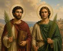 Ilustração religiosa clássica dos Santos Nereu e Aquileu lado a lado, ambos com auréolas douradas e vestes longas em tons vermelho e verde. São Nereu segura um ramo de palmeira e um livro com cruz dourada, enquanto São Aquileu segura uma espada e um ramo de palmeira, símbolos do martírio cristão. Ao fundo, há uma paisagem antiga com construções de pedra, montanhas e céu iluminado em tons dourados, transmitindo um clima solene e sagrado