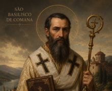 Imagem de São Basilisco de Comana em estilo realista sacro, retratando o santo com barba longa e halo dourado, vestindo ricas vestes episcopais brancas e douradas, segurando um báculo ornamentado e um livro sagrado, diante de uma paisagem montanhosa com igreja ao fundo sob céu iluminado ao entardecer