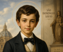Retrato devocional de São Domingos Sávio ainda jovem, com expressão serena e olhar suave, vestindo traje formal antigo com gravata borboleta. Ele segura um livro religioso intitulado “Imitação de Cristo” junto ao peito. Ao fundo, há uma cúpula de igreja e uma estátua da Virgem Maria com o Menino Jesus. Um halo luminoso circunda sua cabeça, e lírios brancos aparecem ao lado, simbolizando pureza. A imagem transmite paz, fé e inocência