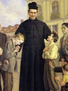 Dom Bosco sorridente, vestindo batina preta e barrete, cercado por um grupo de crianças e jovens de diversas idades