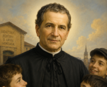 Imagem de São Leonardo Murialdo em estilo clássico e realista, vestido com batina preta sacerdotal, cercado por meninos sorridentes, simbolizando sua missão educativa e pastoral junto à juventude, com fundo iluminado e construção religiosa ao entardecer