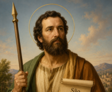 Imagem realista de São Matias Apóstolo segurando uma lança e um pergaminho com seu nome, vestido com túnicas em tons terrosos e manto verde, com auréola dourada ao redor da cabeça e paisagem ao fundo em estilo clássico religioso