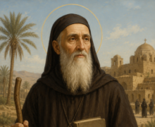 Imagem de São Pacômio em estilo de pintura religiosa clássica, retratando o santo como um monge idoso de longa barba branca, vestindo hábito escuro e segurando um cajado e um livro com a inscrição “Regula Pachomii”. Ao fundo aparece um mosteiro no deserto com palmeiras e monges, enquanto um halo dourado destaca sua santidade.