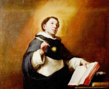 São Tomás de Aquino em pintura clássica, vestindo hábito dominicano preto e branco, com expressão contemplativa voltada para o alto, segurando uma pena na mão direita e apoiando a esquerda sobre um livro aberto, com outros livros sobre a mesa ao lado e um brilho simbólico no peito, representando sabedoria divina