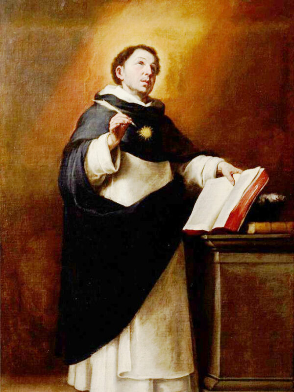 São Tomás de Aquino em pintura clássica, vestindo hábito dominicano preto e branco, com expressão contemplativa voltada para o alto, segurando uma pena na mão direita e apoiando a esquerda sobre um livro aberto, com outros livros sobre a mesa ao lado e um brilho simbólico no peito, representando sabedoria divina