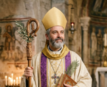 Retrato de São Vitorino de túnica branca e dourada com estola roxa, segurando um báculo episcopal e as escrituras sagradas no interior de uma igreja antiga