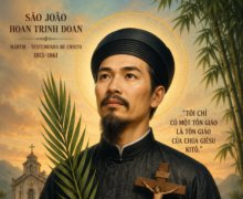 Retrato religioso de São João Hoan Trinh Doan segurando uma palma do martírio e um crucifixo, com vestes tradicionais vietnamitas escuras, auréola dourada ao redor da cabeça e uma igreja ao fundo em paisagem serena iluminada pelo pôr do sol.
