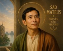 Retrato religioso artístico de São Mateus Nguyễn Văn Phuong sentado à mesa escrevendo o Evangelho com uma pena, iluminado por luz dourada suave, com auréola ao redor da cabeça, vestes tradicionais e cenário inspirado na arquitetura cristã vietnamita ao fundo.