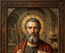 Retrato católico de São Justino Filósofo e Mártir representado de meio corpo, inserido em uma moldura de madeira escura ricamente entalhada com detalhes de folhas e uma cruz no topo. O santo é retratado como um homem maduro, com cabelos curtos e uma barba cheia e grisalha, cercado por uma grande auréola dourada luminosa onde se lê a inscrição "SÃO JUSTINO - FILÓSOFO E MÁRTIR". Ele veste uma túnica escura sob um manto vermelho estampado com arabescos dourados. Com a mão direita, segura firmemente um crucifixo de madeira rústica; com a mão esquerda, ampara um livro antigo aberto onde se lê a inscrição "APOLOGIA PRIMA". O cenário ao fundo recria o interior de uma capela de pedra, exibindo um altar iluminado por velas e uma lamparina acesa sobre uma prateleira com pergaminhos enrolados. Na base, uma placa de madeira traz a inscrição "PORTAL NOSSOS SANTOS CATÓLICOS".